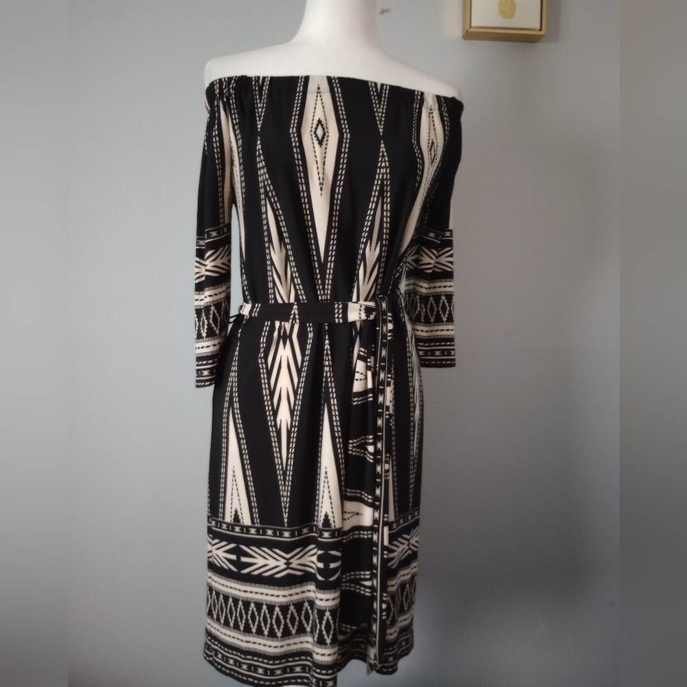 Dress Gilli size Medium color black and beige off shoulder in good condition